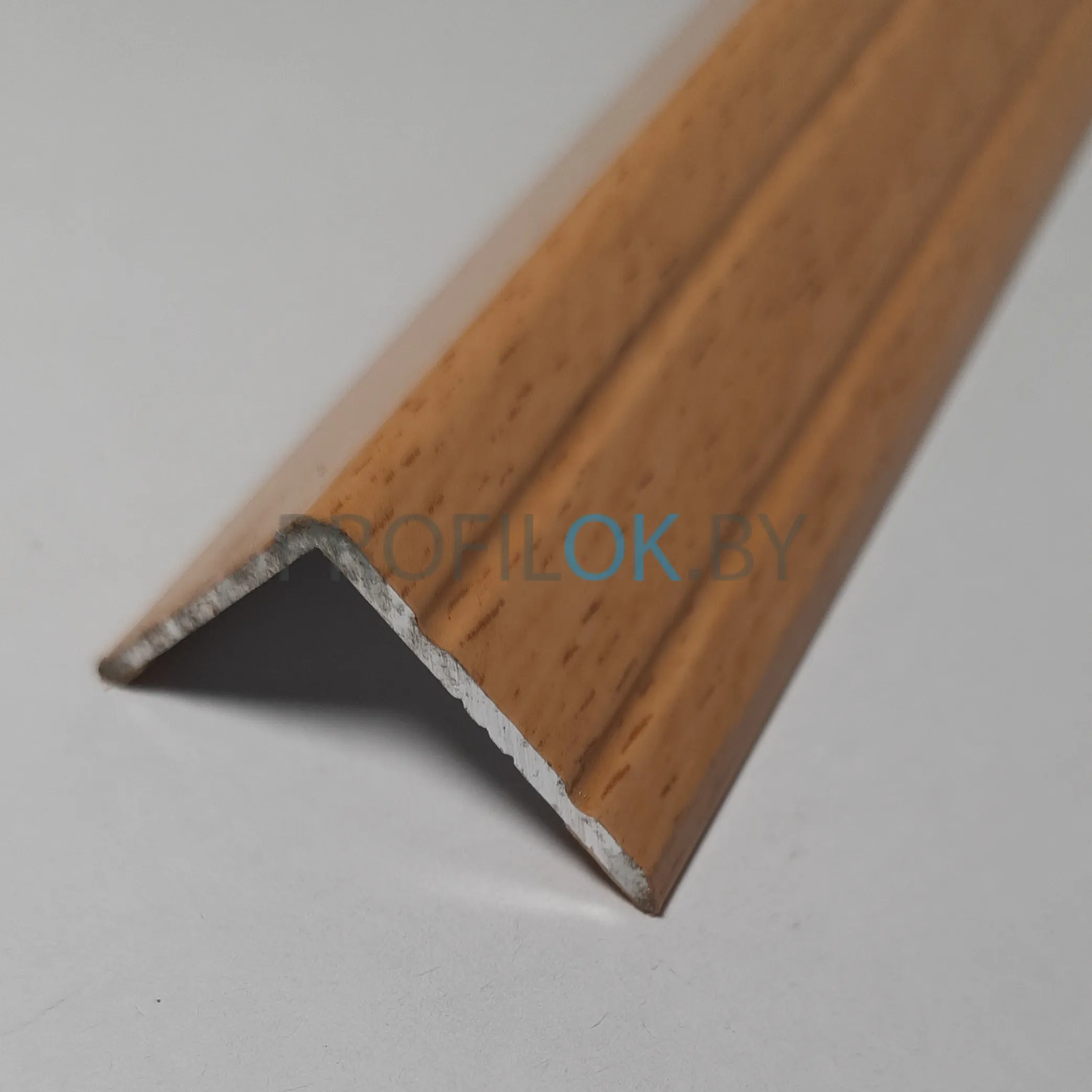 Порог угловой 24×20 Бук