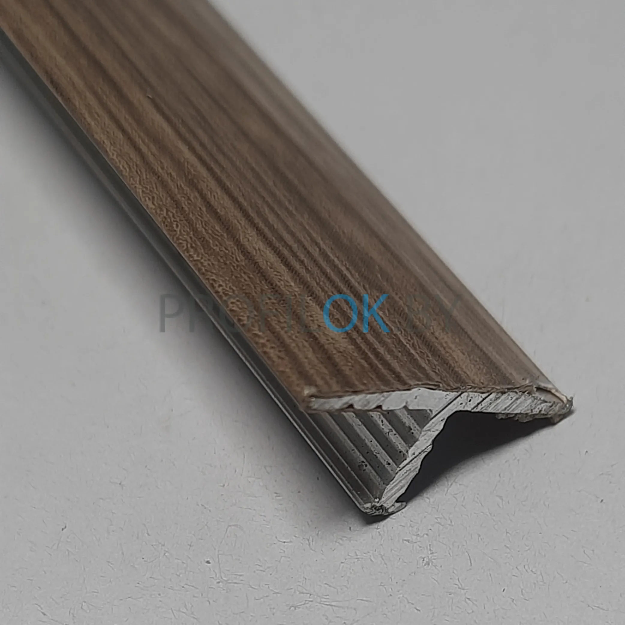 Т-образный порог Дуб глина